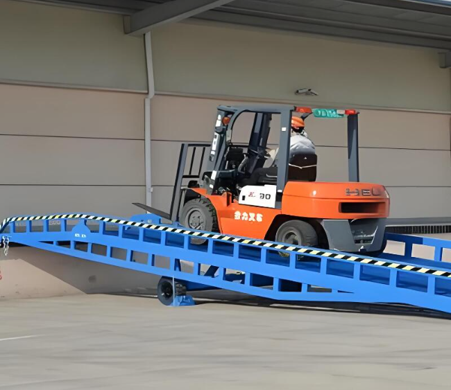 富蕴移动式卸货平台（叉车用）
